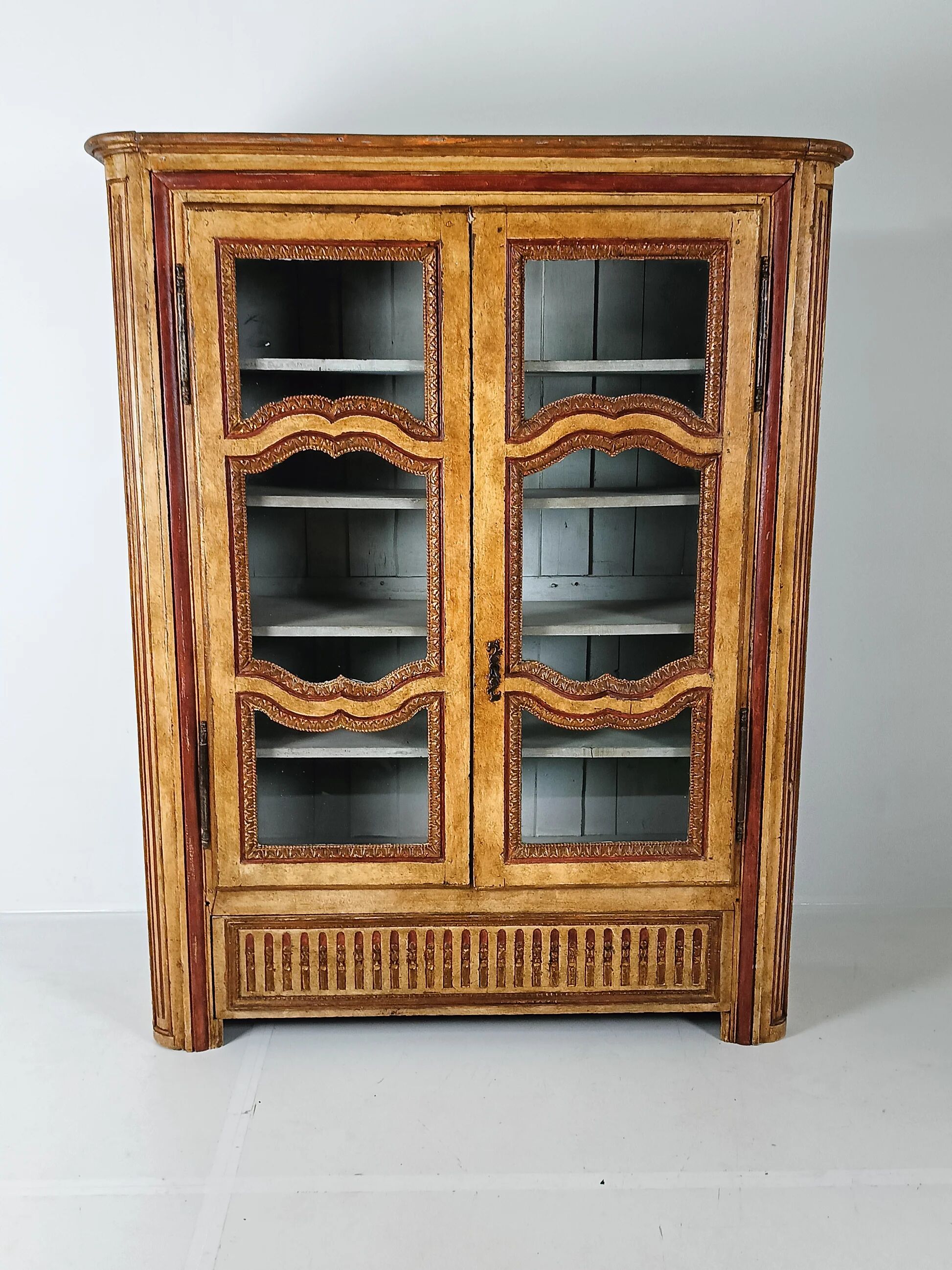 Vitrine française ancienne peinte