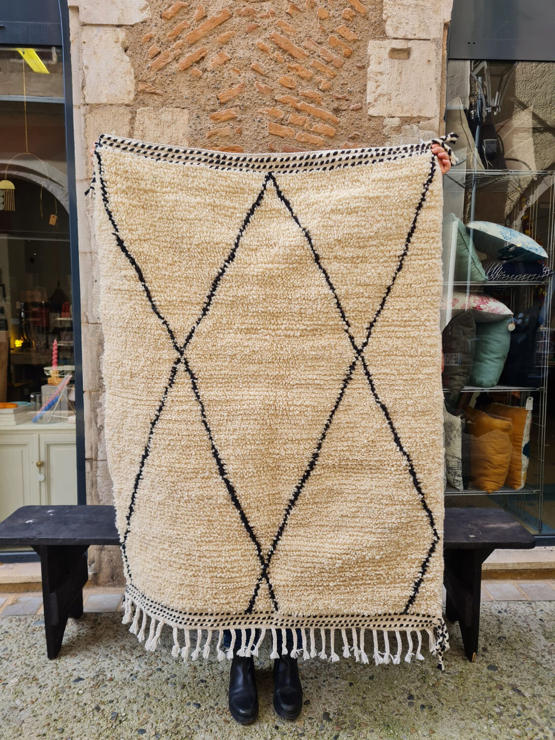 Berber wool carpet with black diamond 110x140cm
