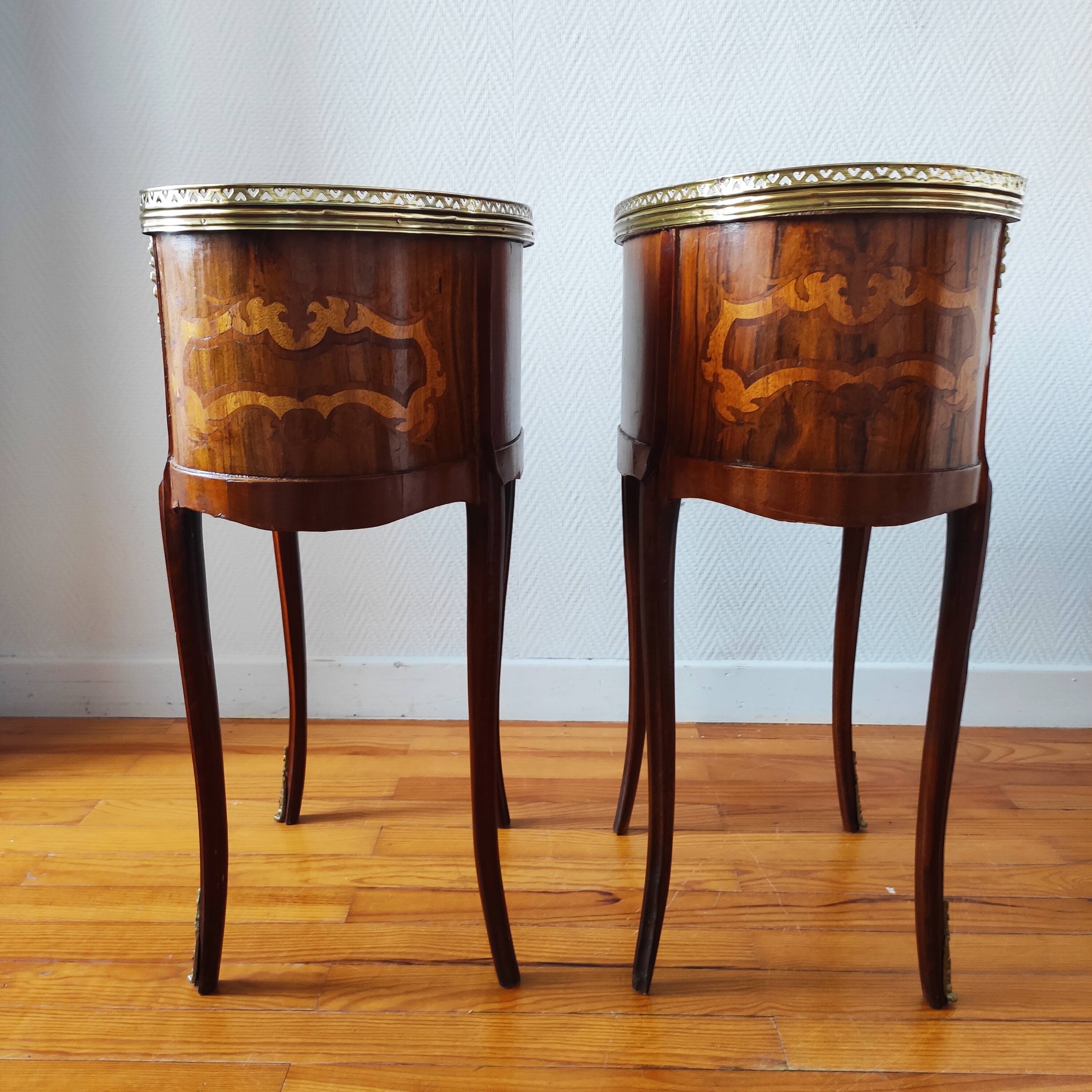 Paire de tables de chevet style Louis XV en bois marqueté