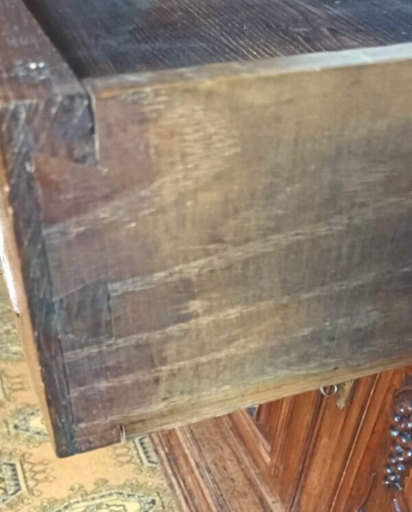 Buffet époque Art Nouveau en chêne sculpté à décor de vigne