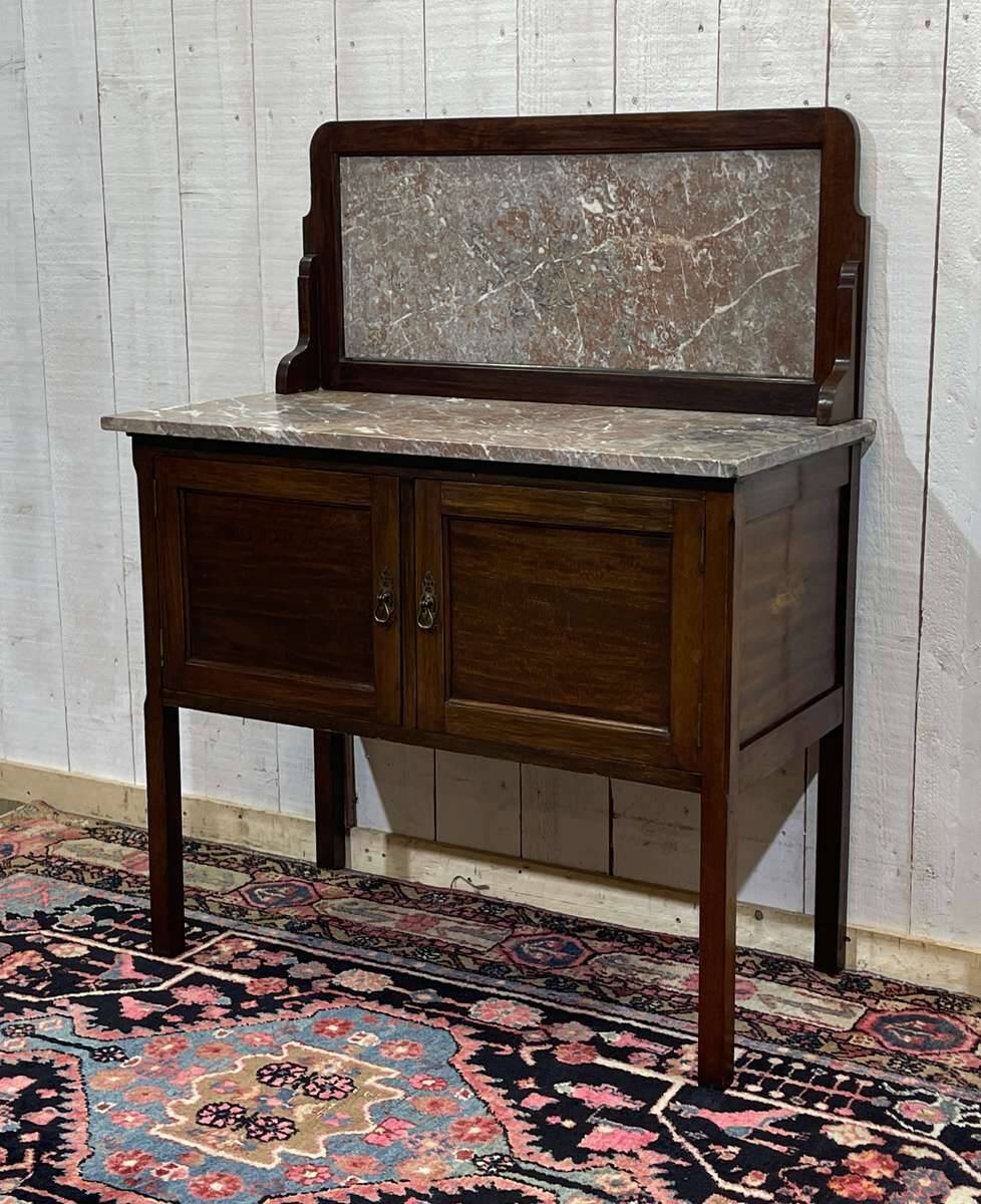 English toilet furniture in mahogany and marble from the early 20th century.