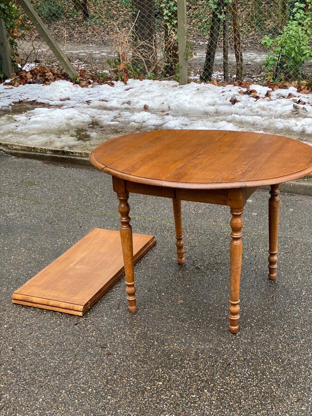 Round extendable dining table Louis Philippe 90cm with 2 extensions in oak.
