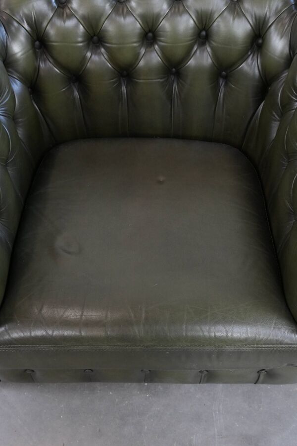 Magnifique fauteuil club en cuir de vachette verte de style anglais.