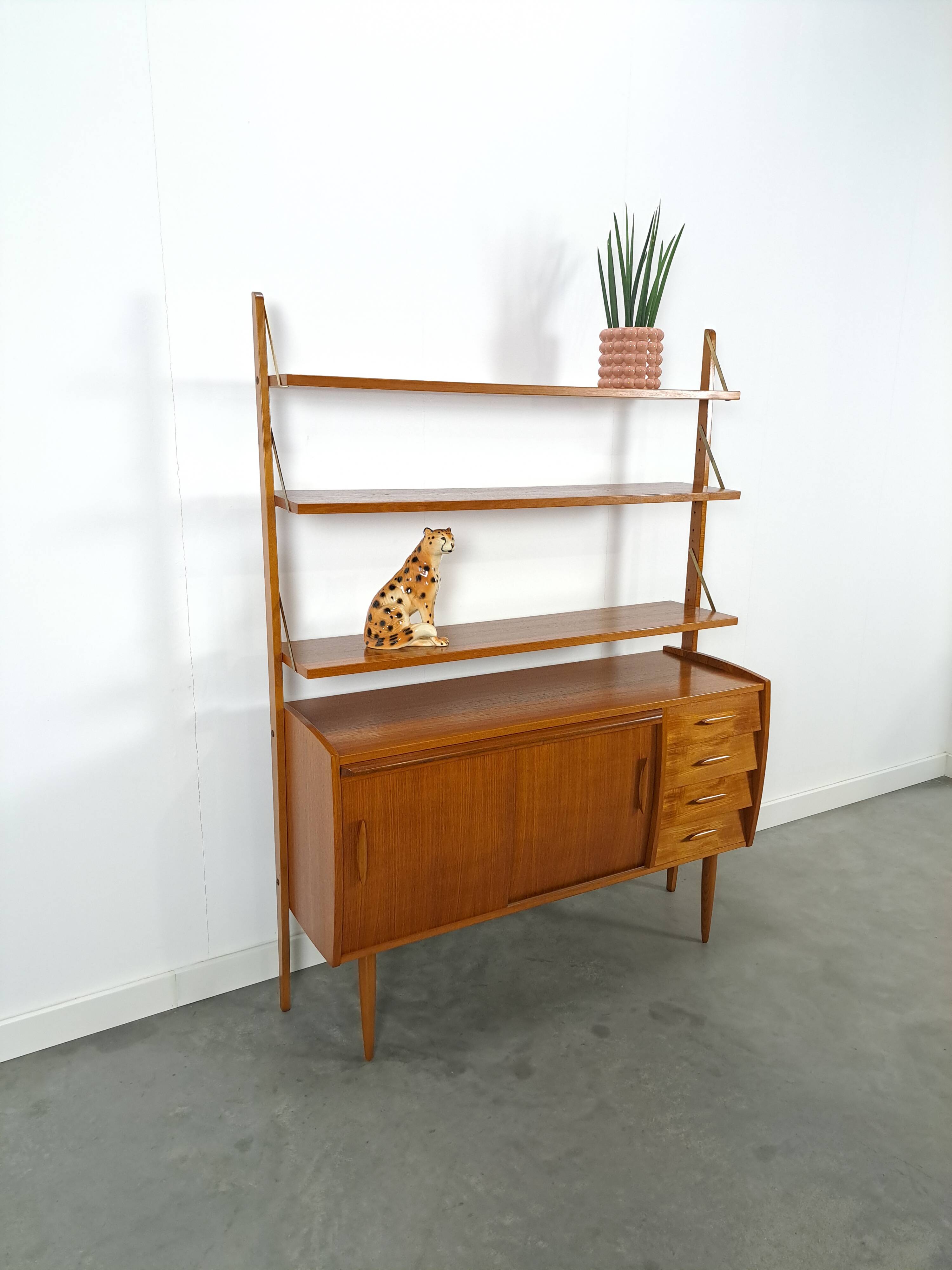 Meuble mural scandinave en teck avec étagères, tiroir et bureau