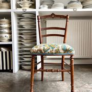 Chaise en bois ciselé et coton imprimé