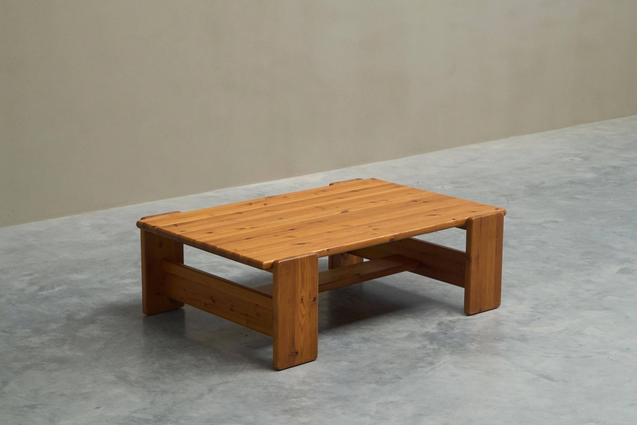 Table basse architecturale en pin massif années 1970