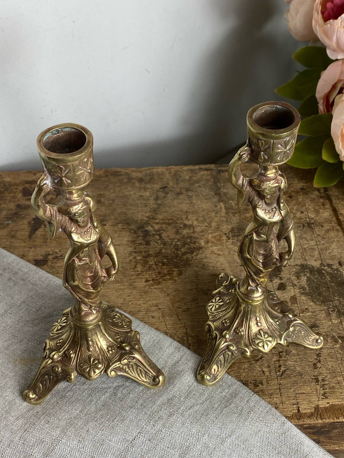 Paire de bougeoirs en bronze, porteuses d’eau