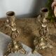 Paire de bougeoirs en bronze, porteuses d’eau