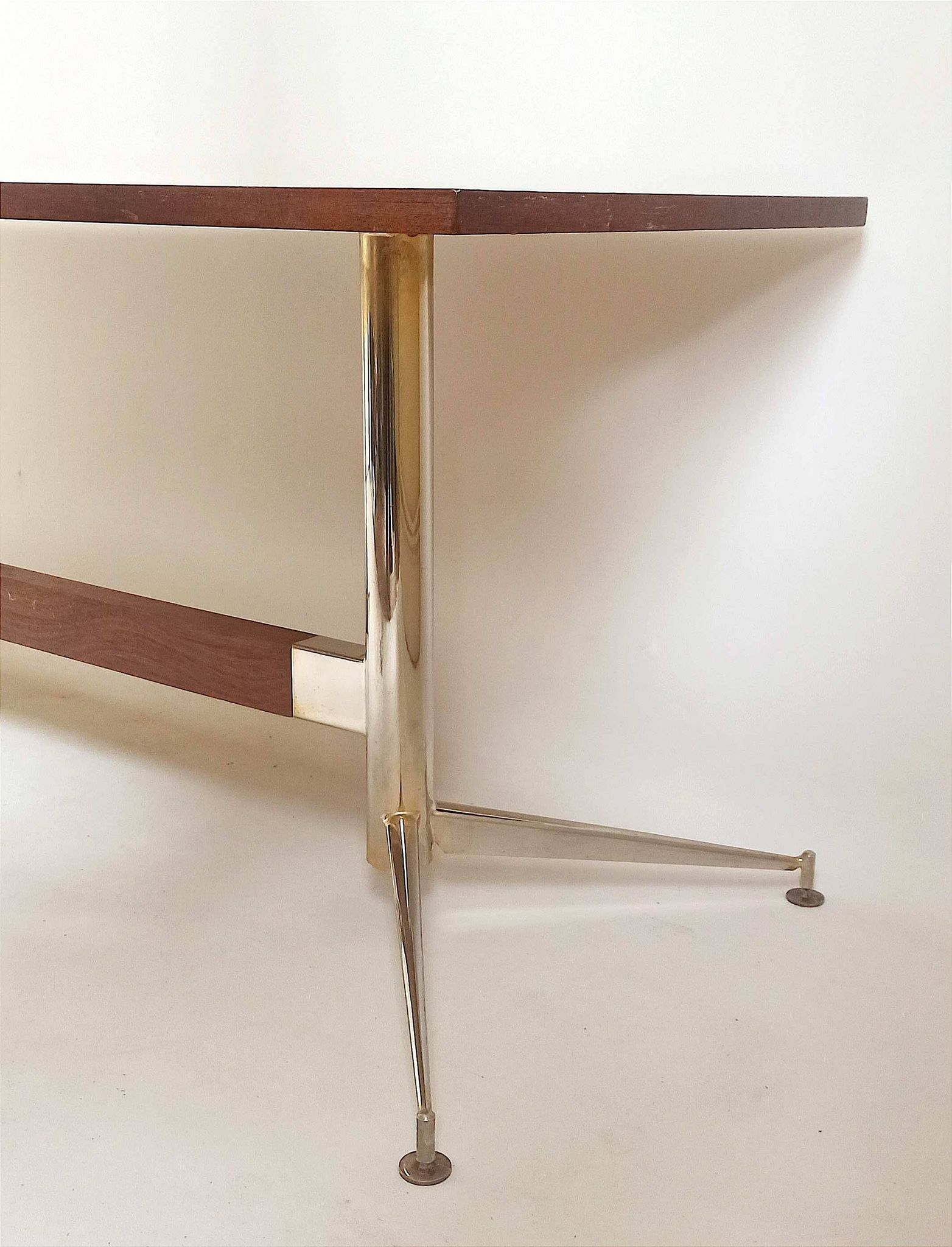 Vintage coffee table from the 1950s in mahogany and metal, with a tabletop width of 110 cm.