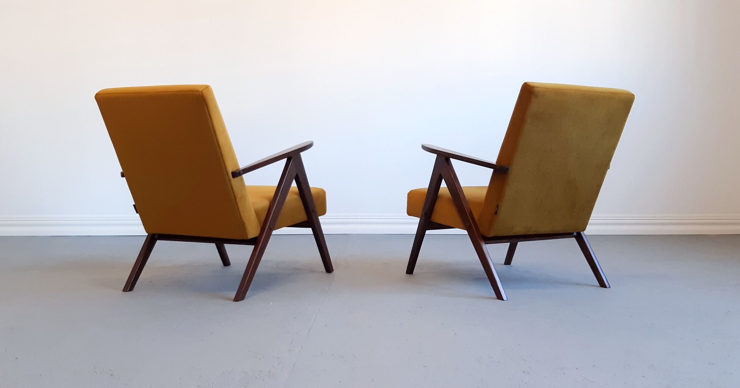 Mid century easy armchairs model B310 Var in velvet