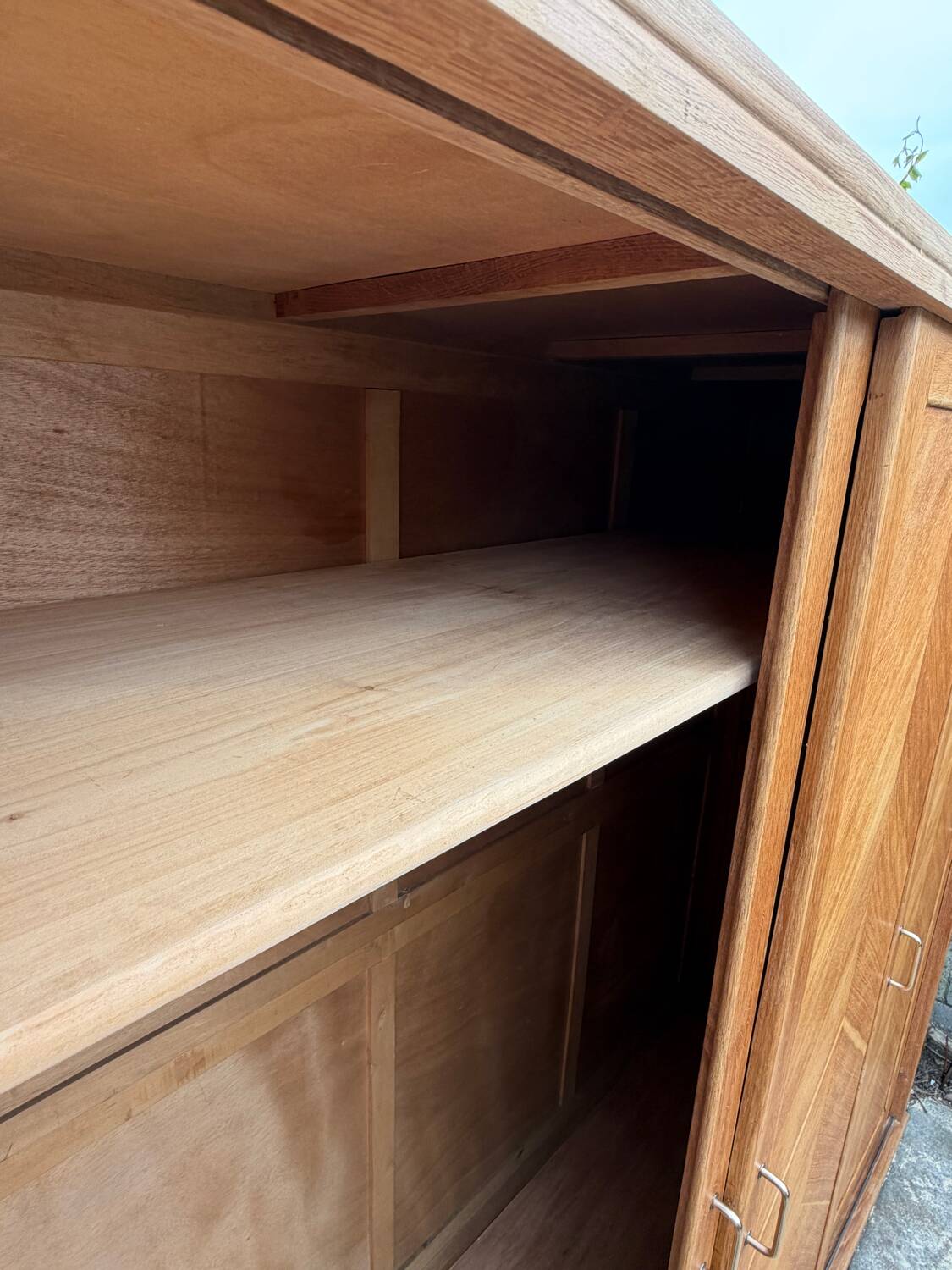 Armoire parisienne penderie porte coulissante chêne brut massif 1960