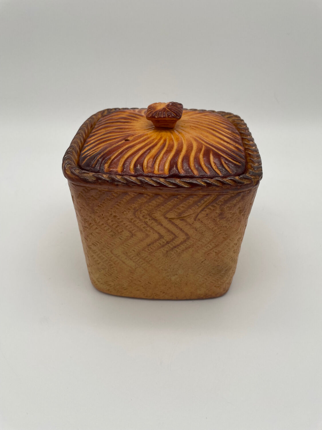Terrine en trompe-l'œil pâté en croûte signée Mehun, vers 1900