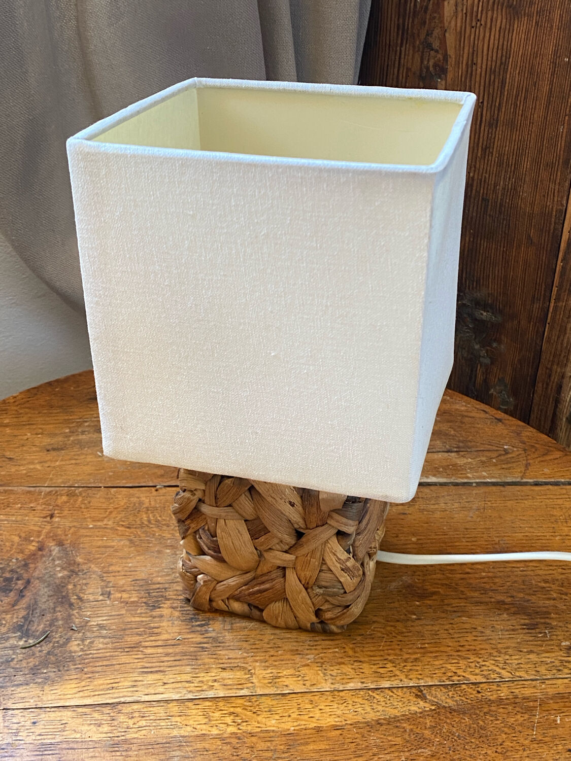 Lamp, natural weaving in water hyacinth fibre.