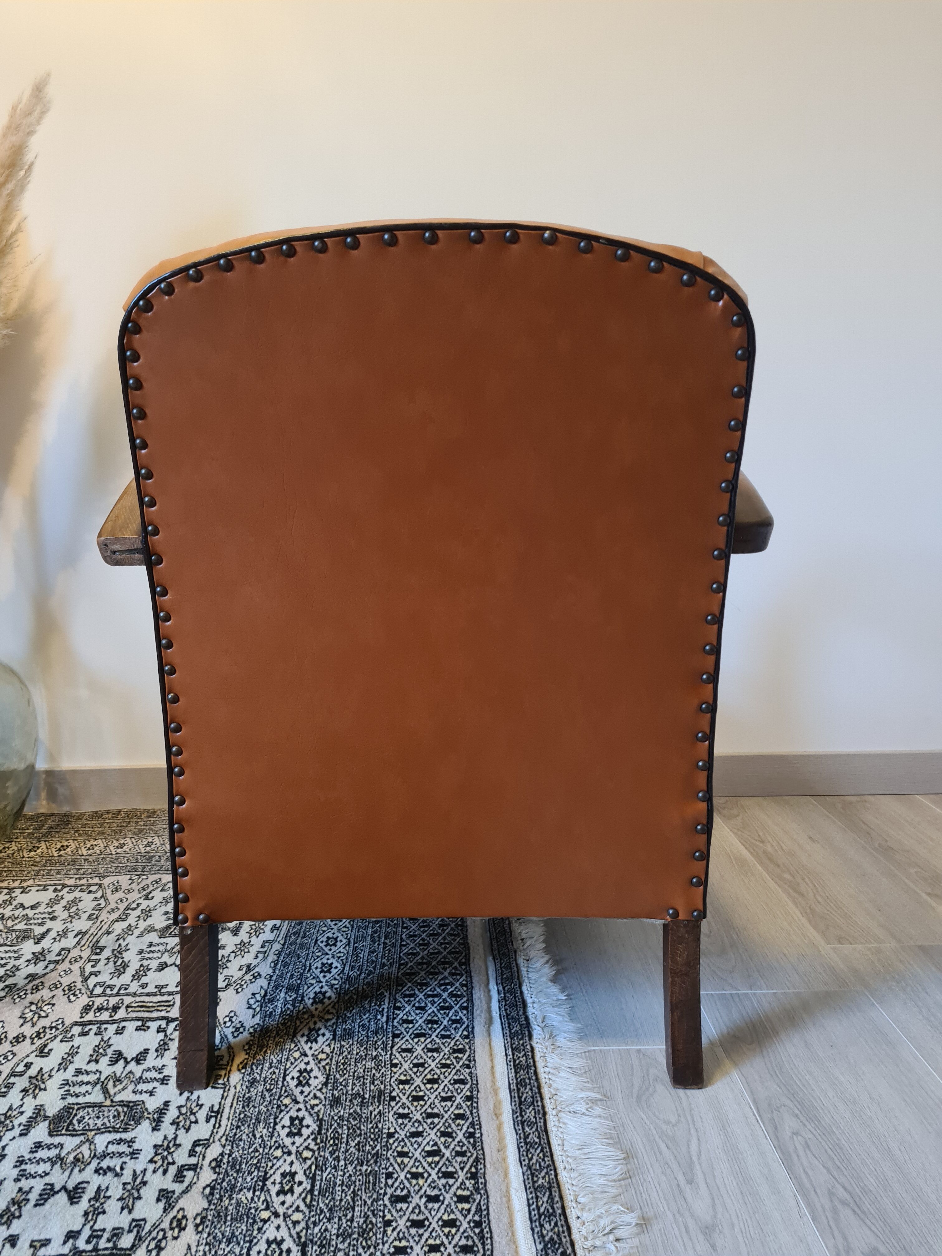Paire de fauteuils studio simili cuir marron années 30