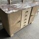 Commode en bois brut dessus marbre