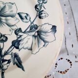Assiettes plates anciennes dépareillées accompagnées d'un plat