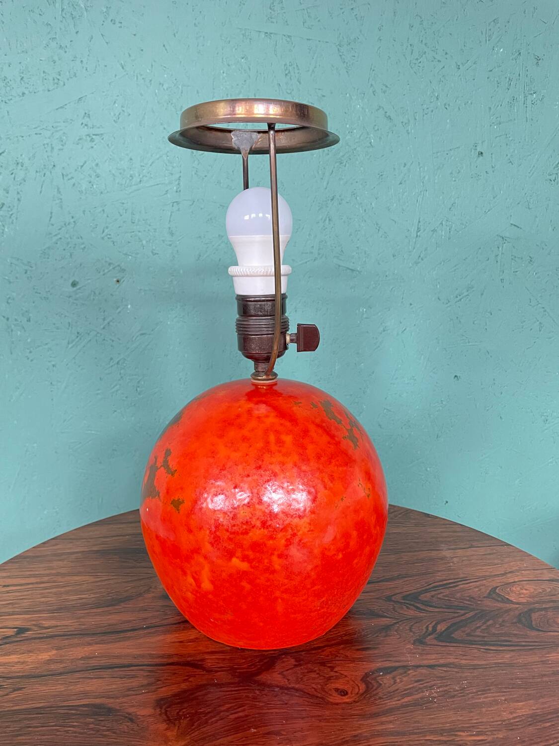 Lampe en céramique HAK Herman Kähler Art Déco, vers 1930, globe orange avec détails en laiton.