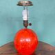 Lampe en céramique HAK Herman Kähler Art Déco, vers 1930, globe orange avec détails en laiton.