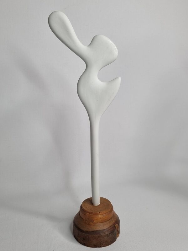 Sculpture biomorphique en biscuit, sur socle en bois tourné, 37 cm