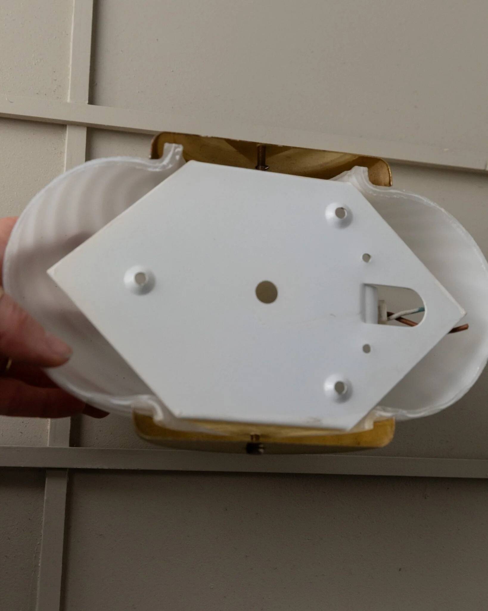 Vintage Murano white opaline glass wall lamp with brass fittings, 1970s Hollywood Regency, Italy