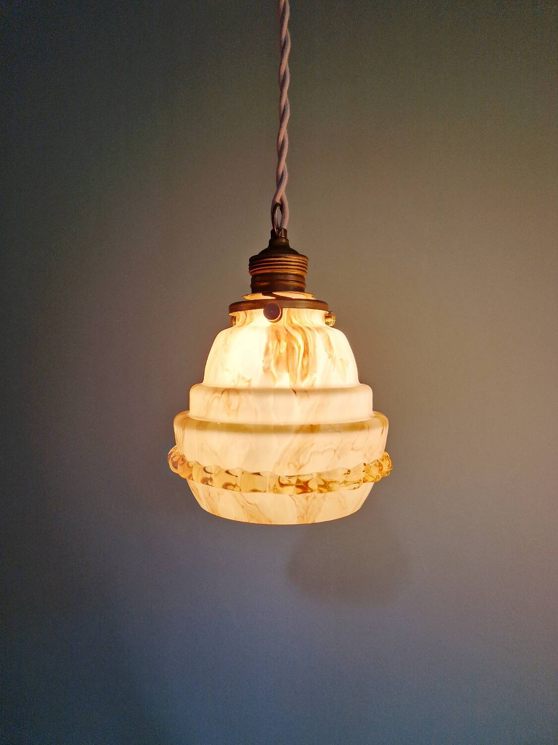 Duo de suspensions Art Déco en opaline et ouraline, 1920-30