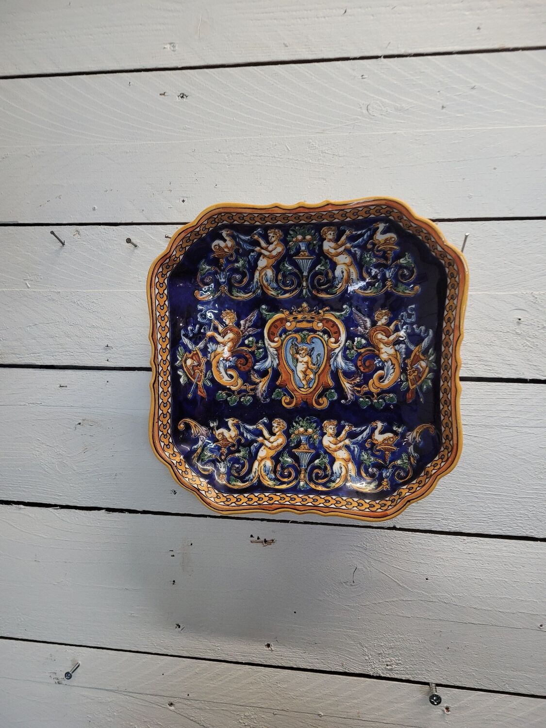 Hollow dish of Gien with Renaissance decoration