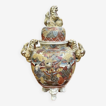 Japanese covered vase from the early 20th century mounted on 3 legs with dragon heads