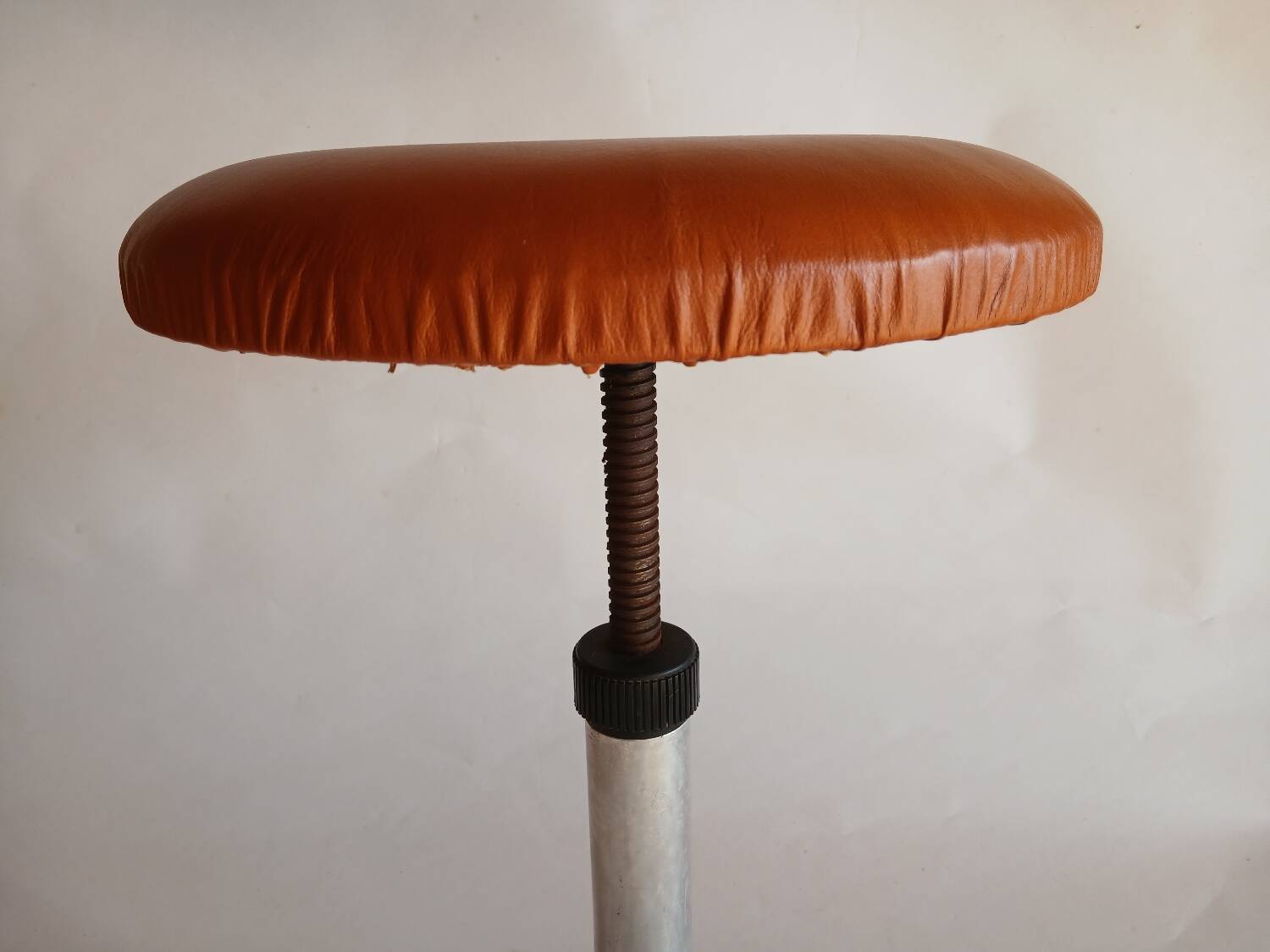 Tabouret pied tulipe à vis,  aluminium et cuir