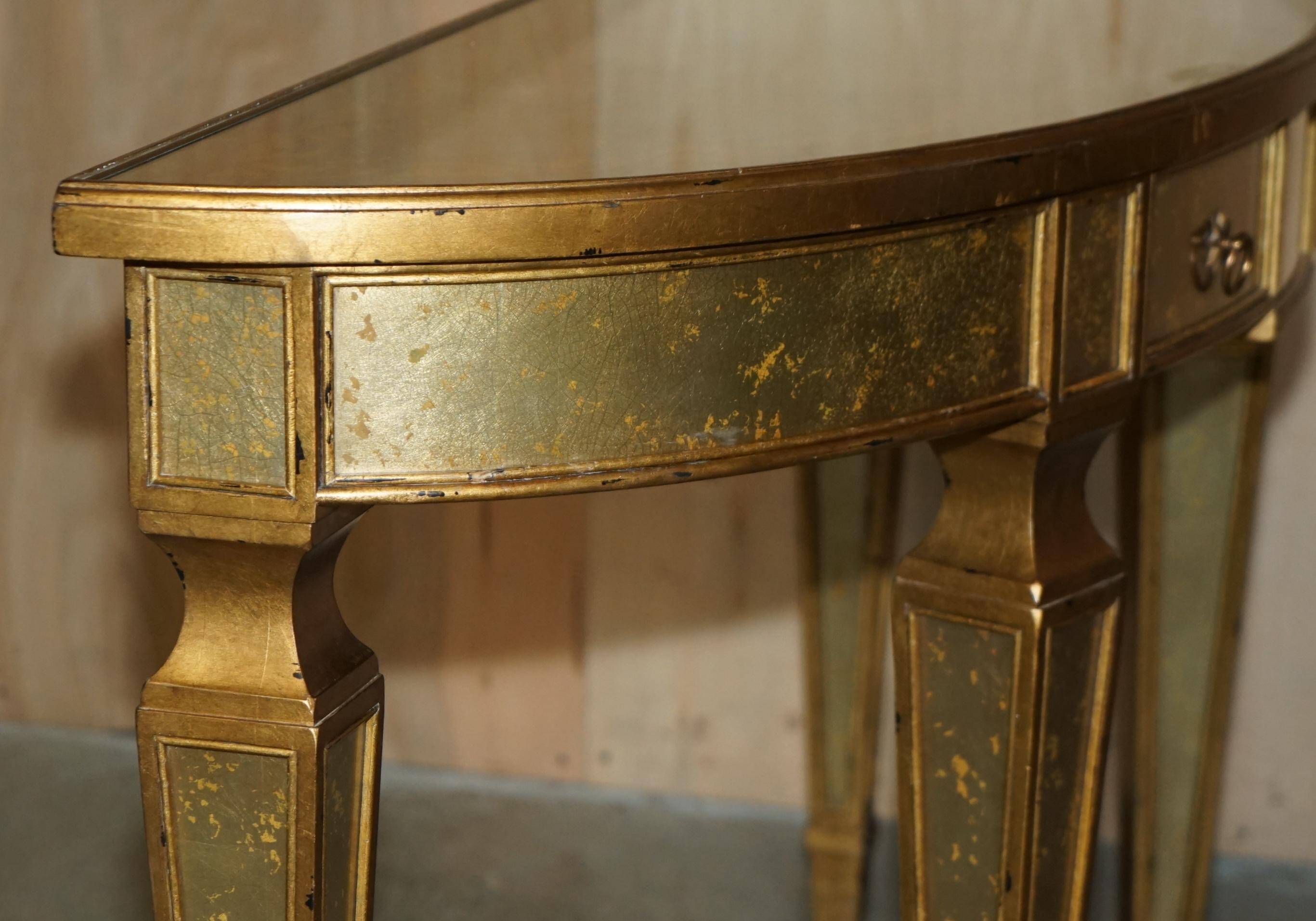 Console demi-lune Eglomise Theodore Alexander finition dorée