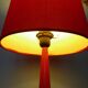 Lampe à poser, pied métal rouge, abat jour rouge, années 70