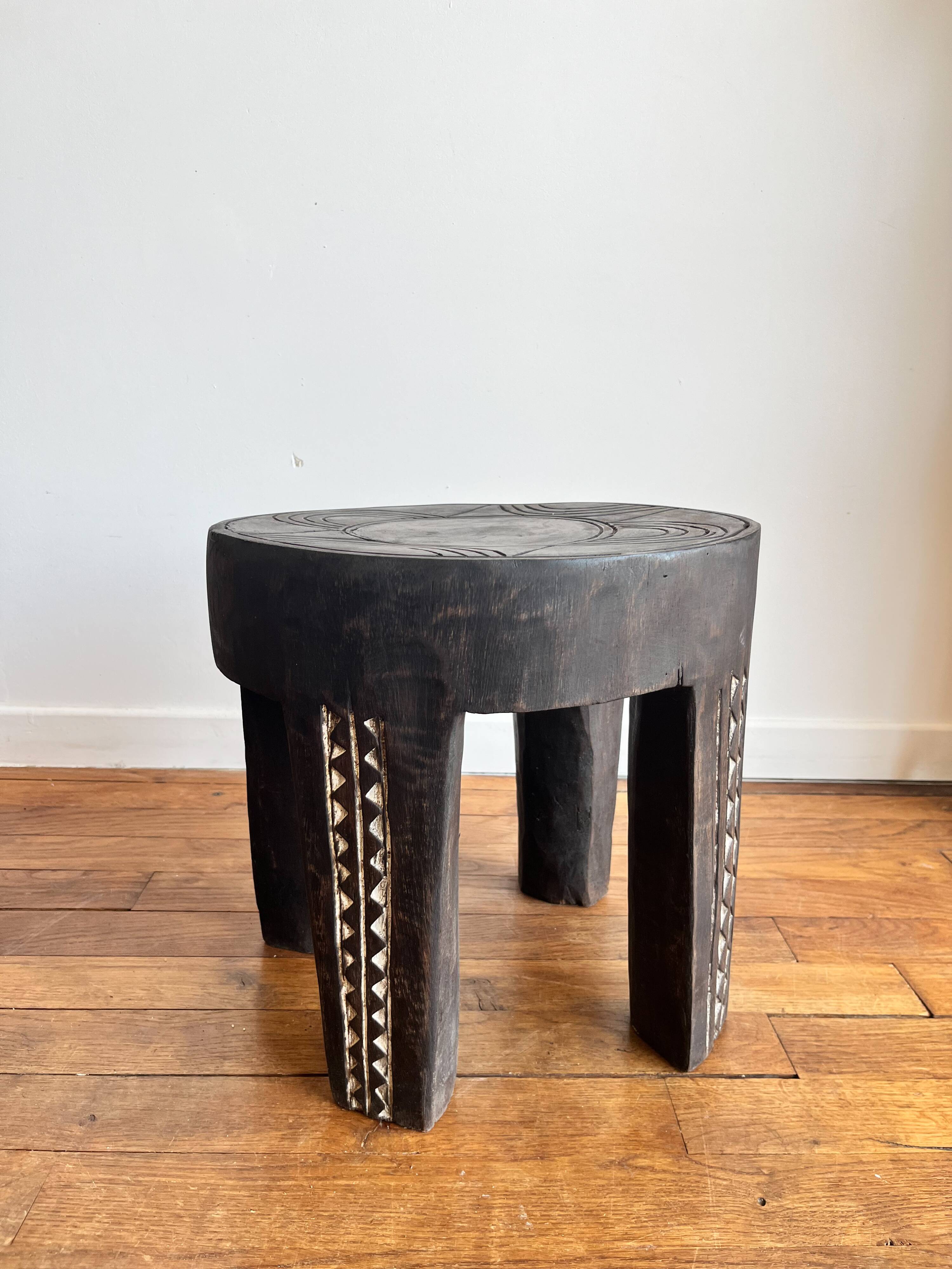 Bout de canapé tabouret massif en bois - table d'appoint- table de chevet