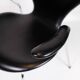 Chaise Seven avec accoudoirs modèle 3207 fabriquée en cuir noir par Arne Jacobsen pour Fritz Hansen