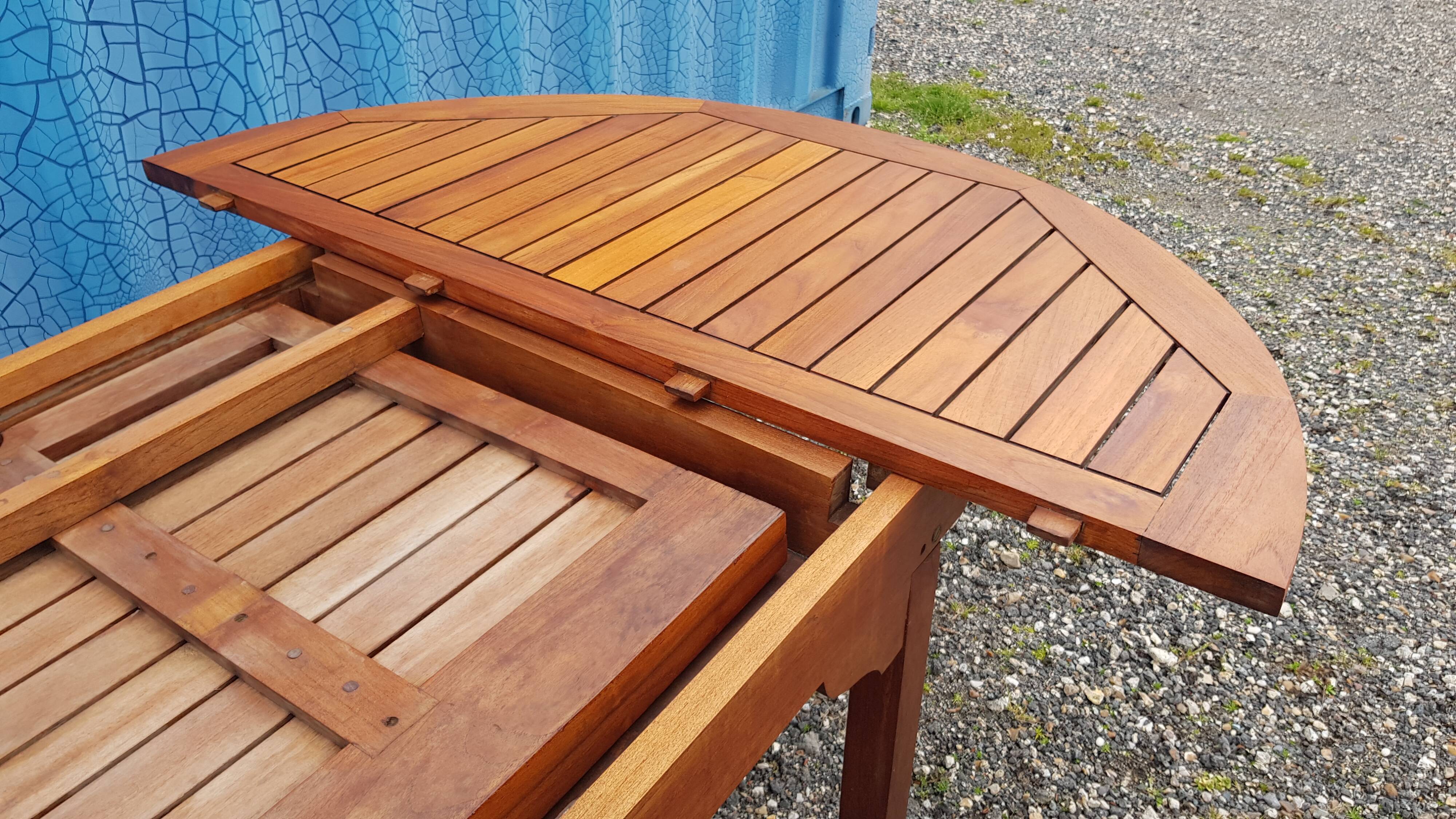 Stretchable garden dining table in solid teak
