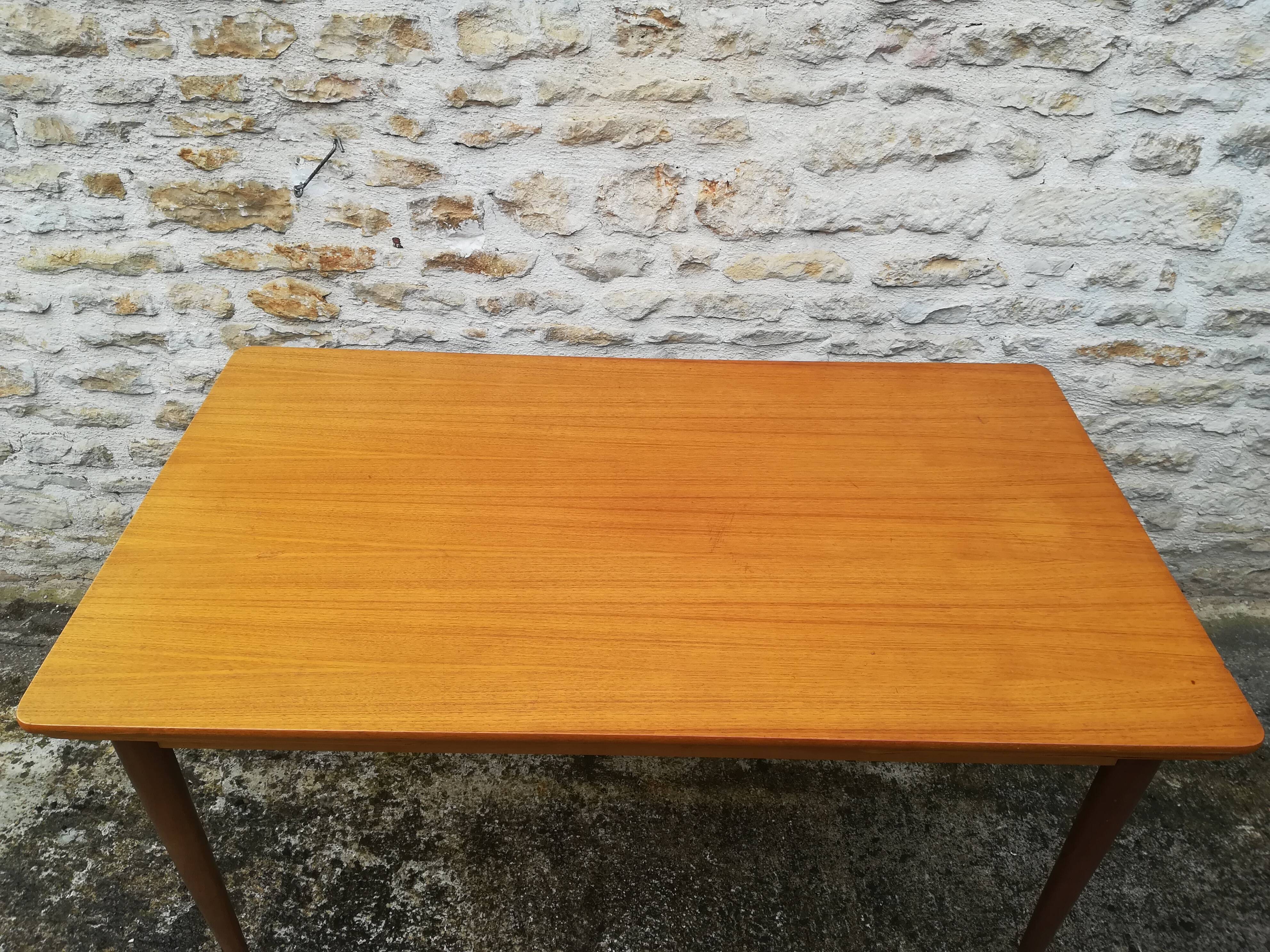 Scandinavian table with two extensions