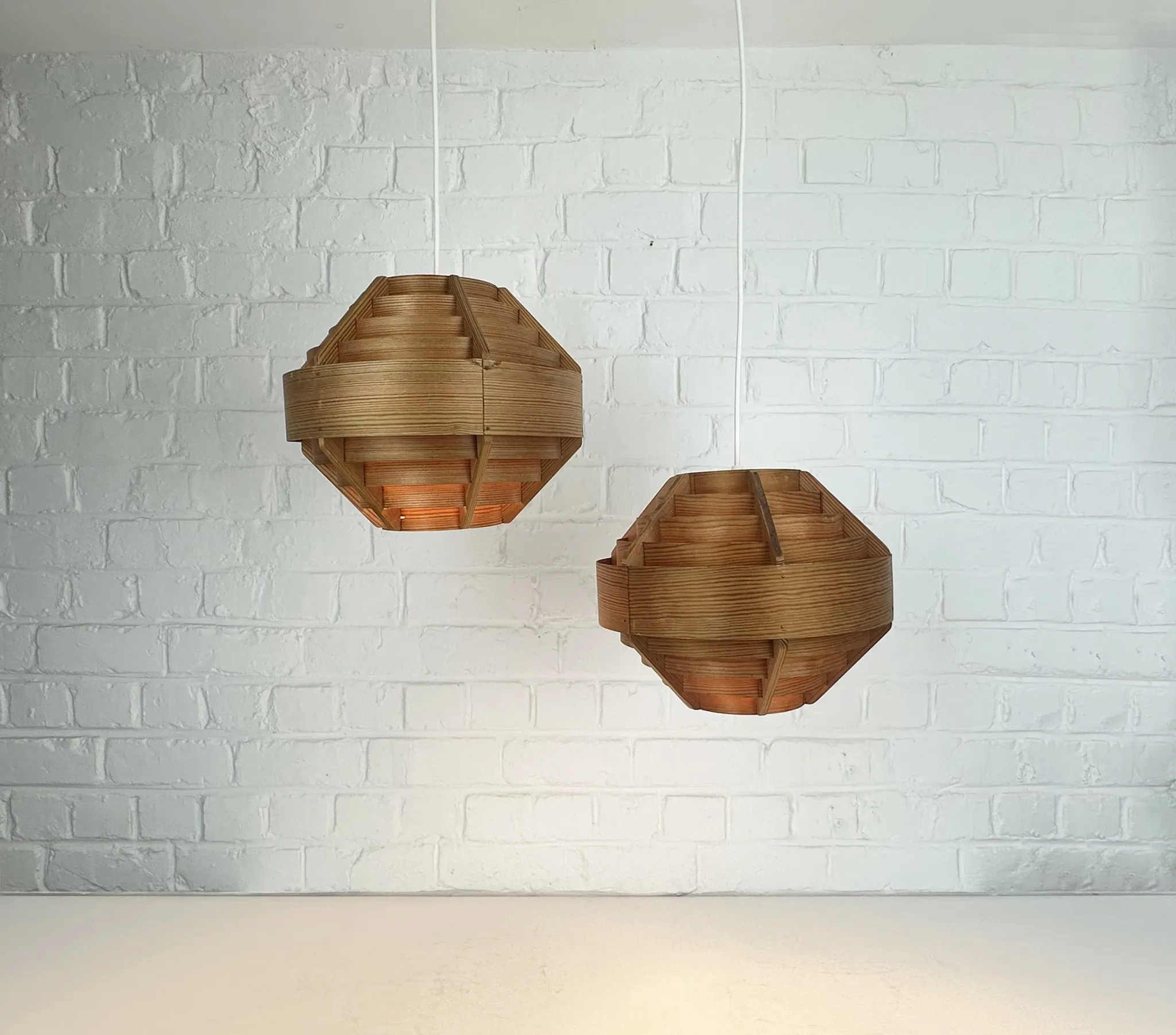 Pair of Hans-Agne Jakobsson pendant lights in pine veneer – AB Ellysett