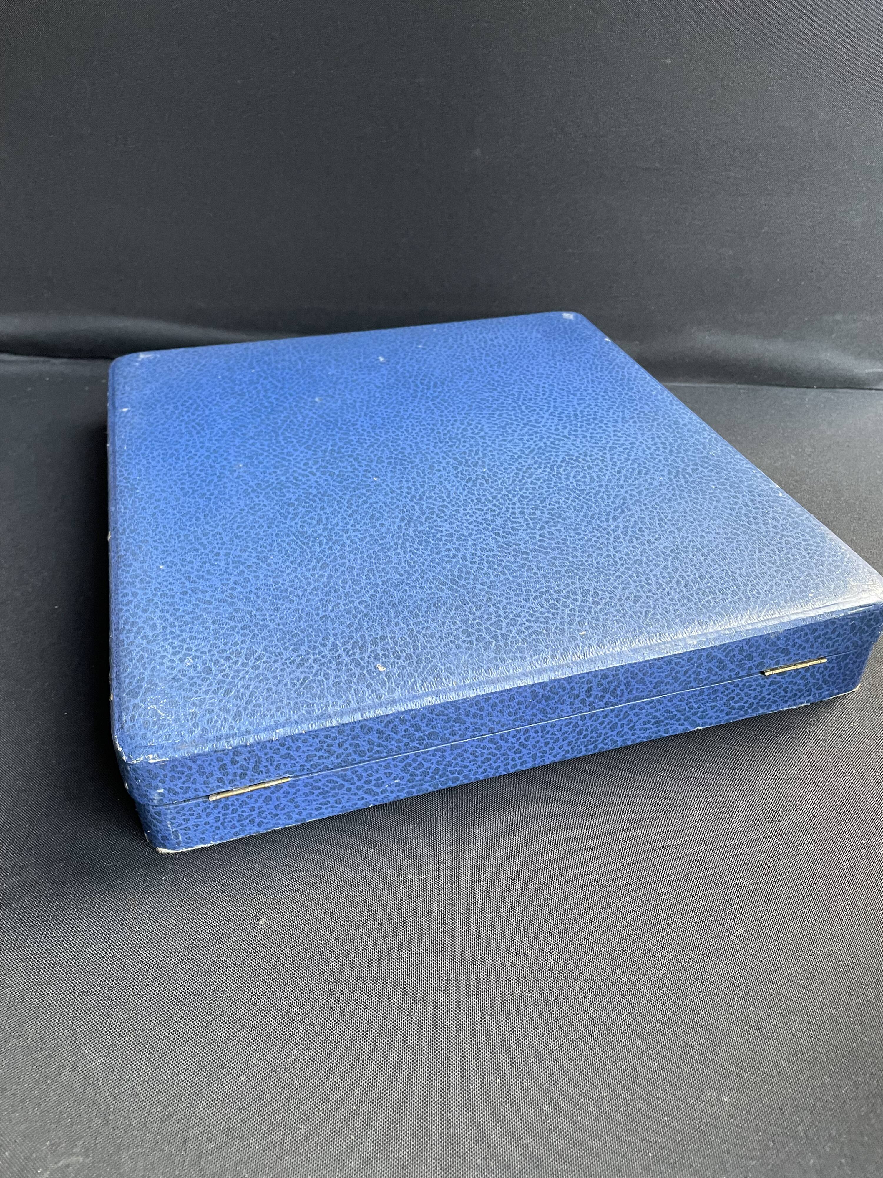 Coffret de 24 couteaux art déco lame inox et manche corne