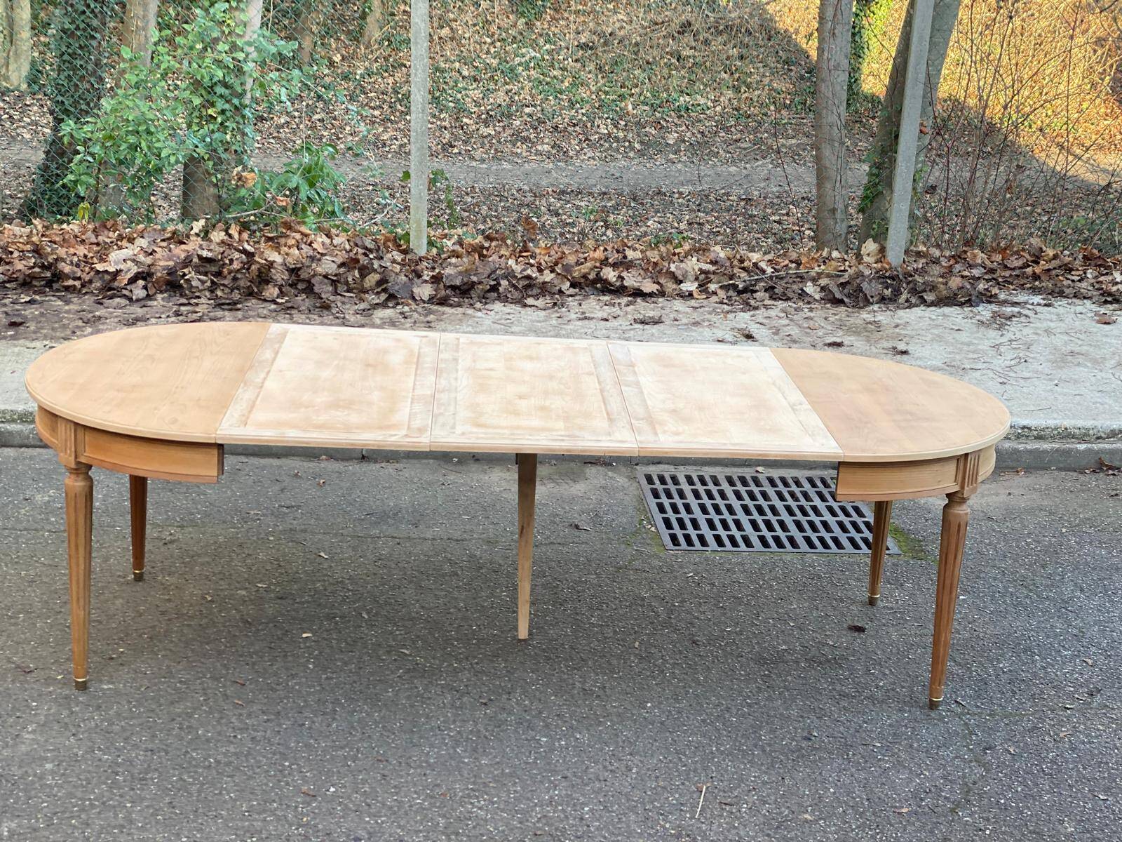 Renovated Louis XVI extendable round table from the 19th century, 260cm.