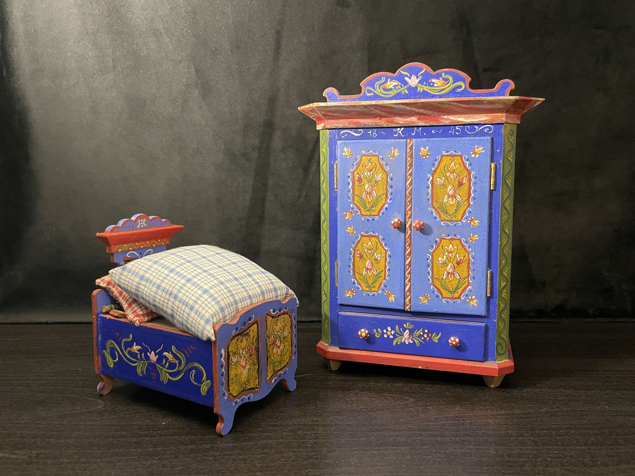 Ensemble garde-robe et lit miniatures tyroliens