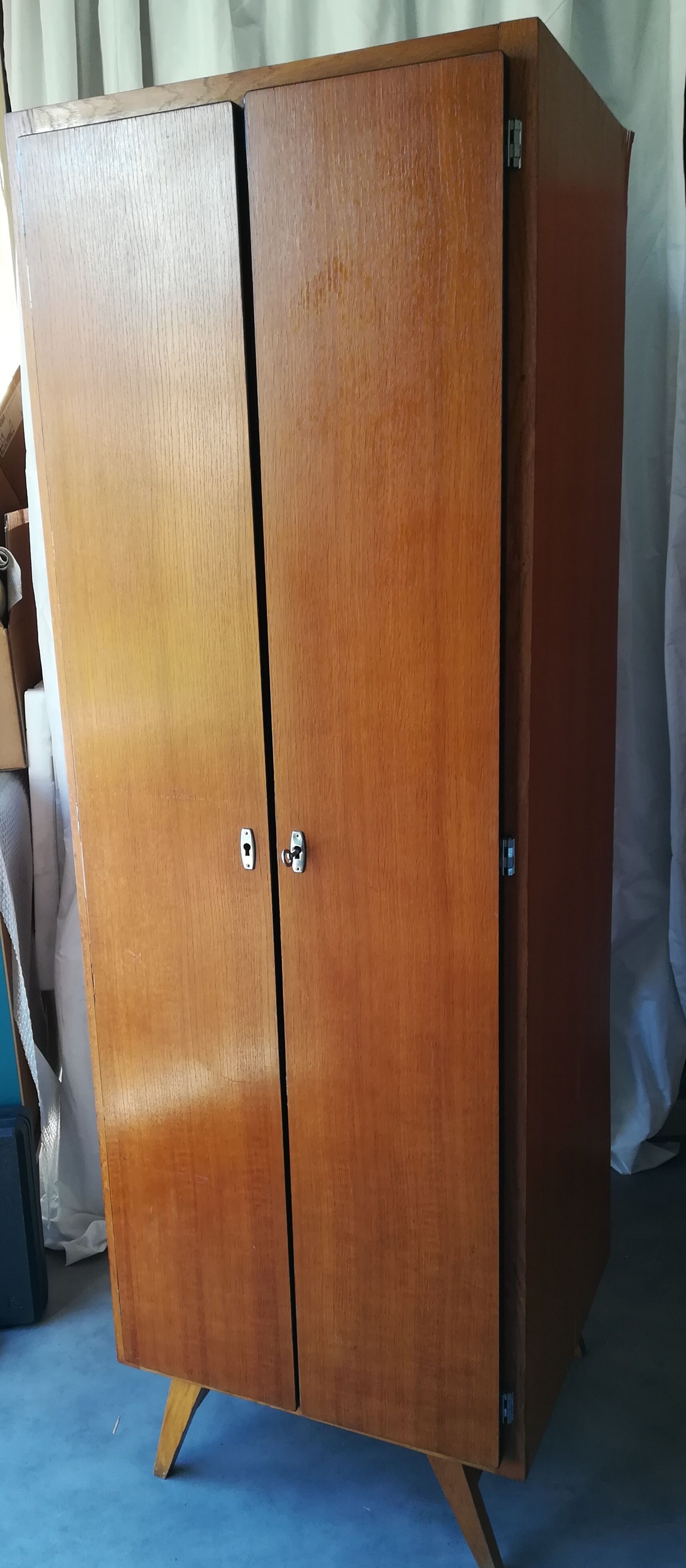 Vestiaire d'internat vintage pieds compas