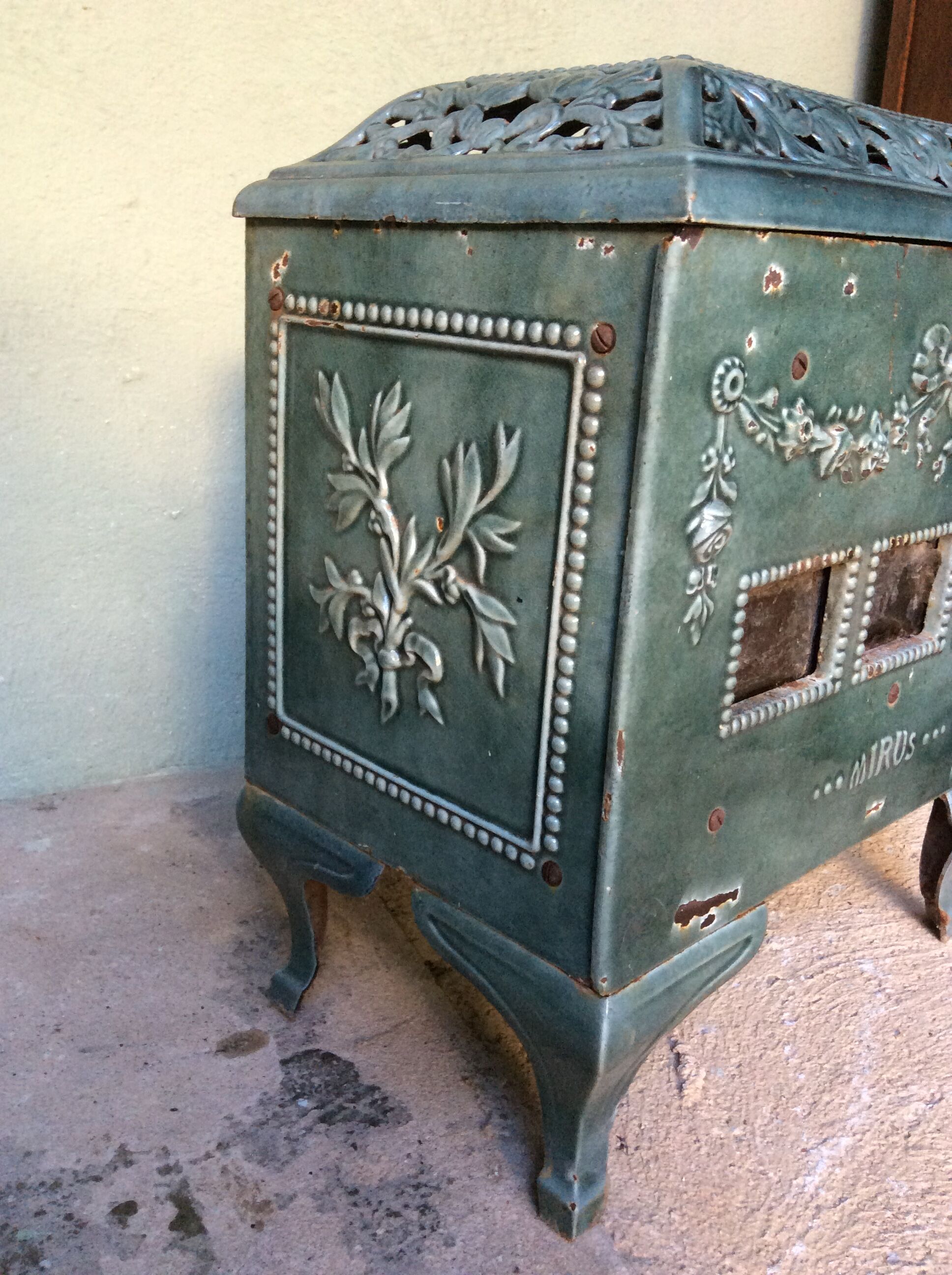 Poêle à bois ancien en fonte émaillée | Selency