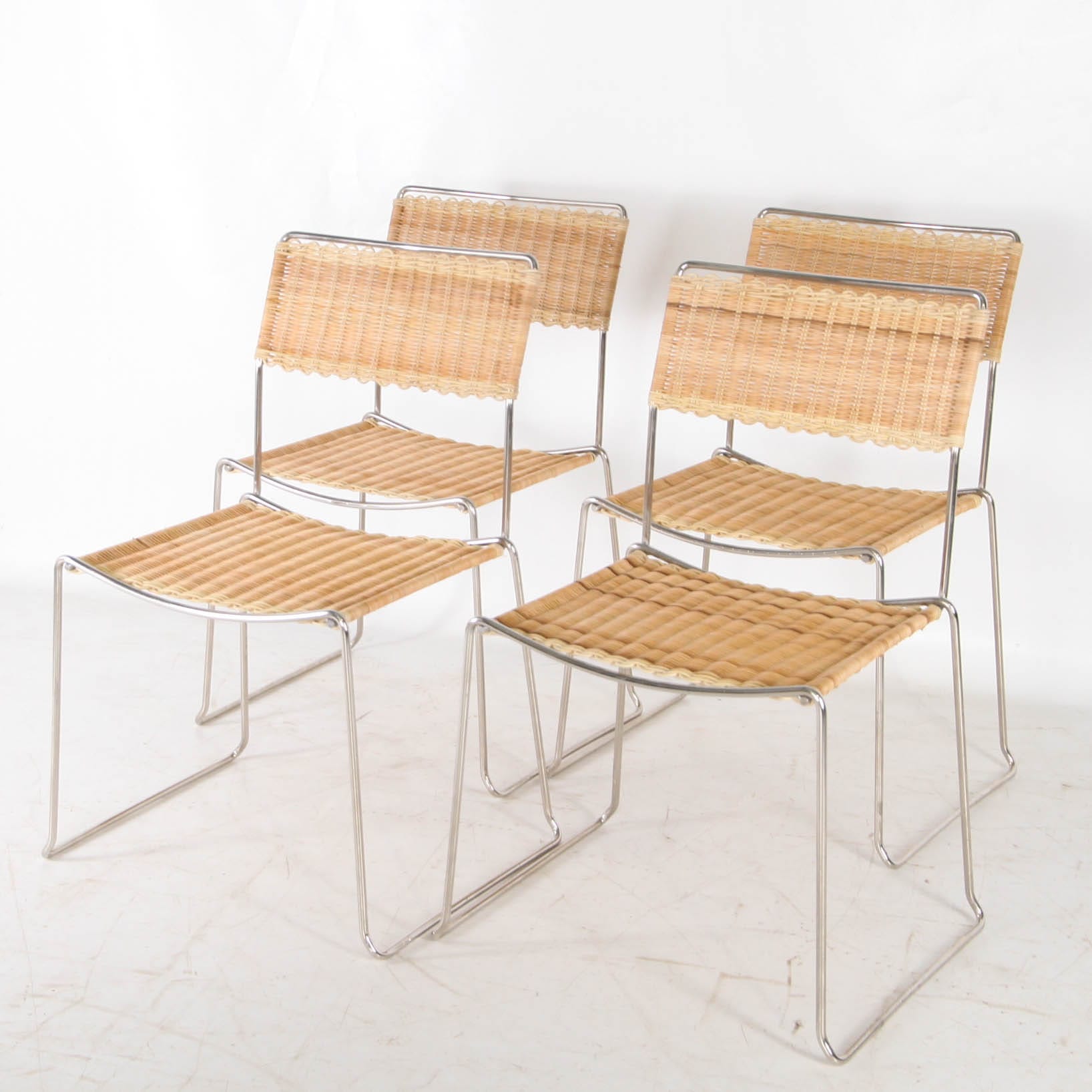 Suite de 4 chaises en osier et chrome