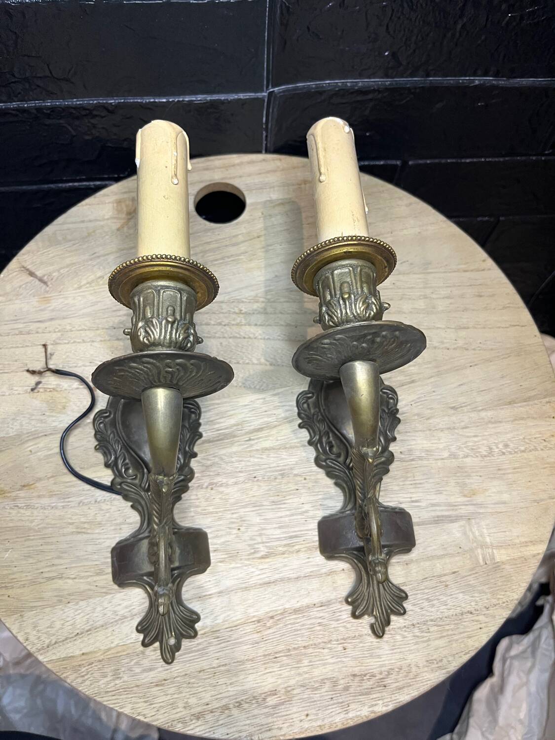 Pairs of wall appliques