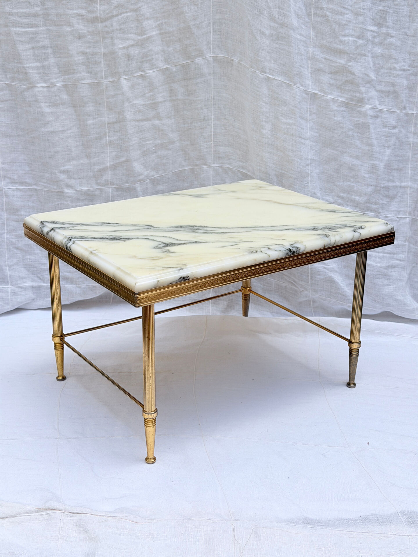 Vintage side table in gold metal and veined white marble.