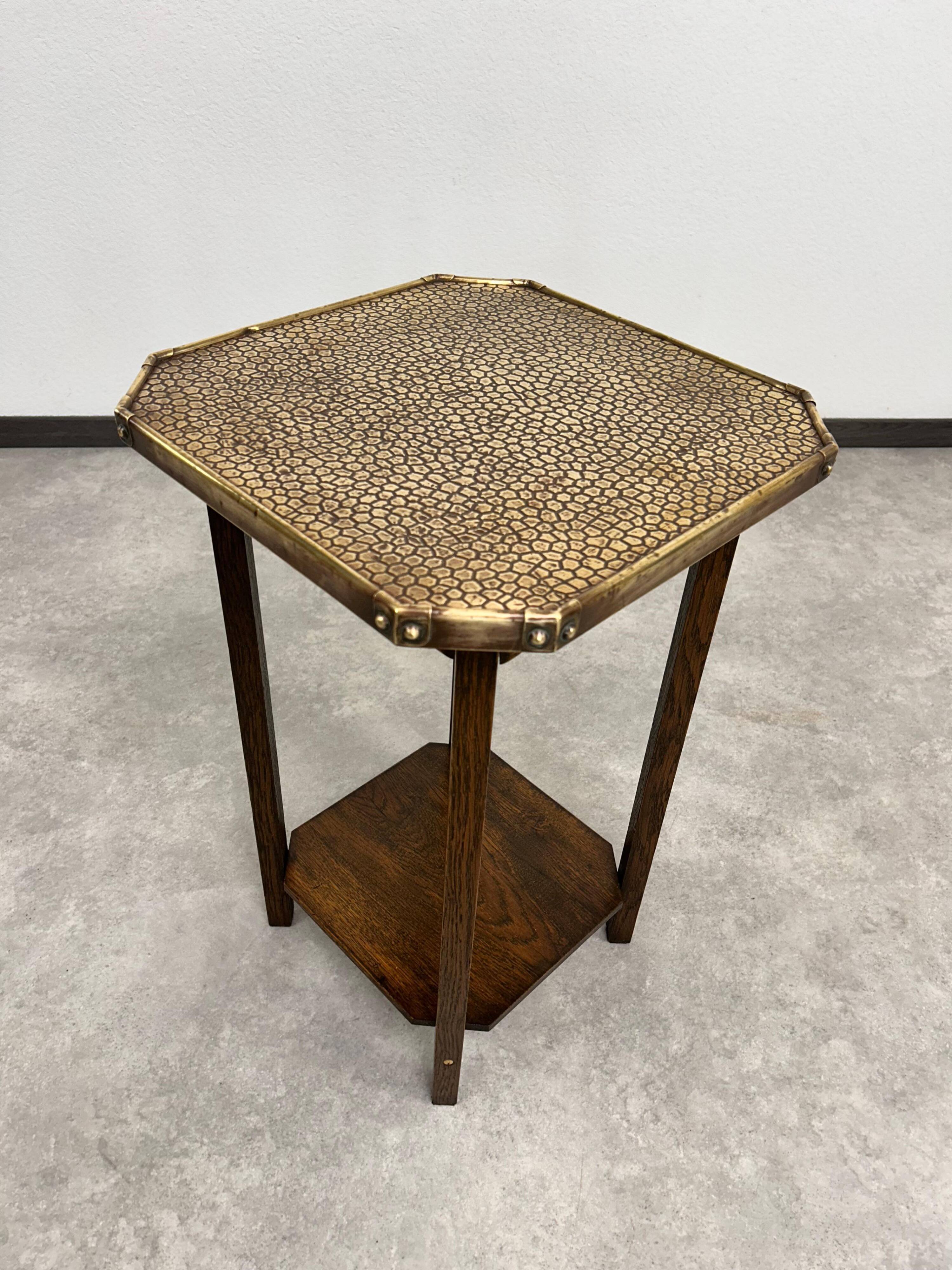 Table d'appoint Jugendstil avec plateau en laiton martelé