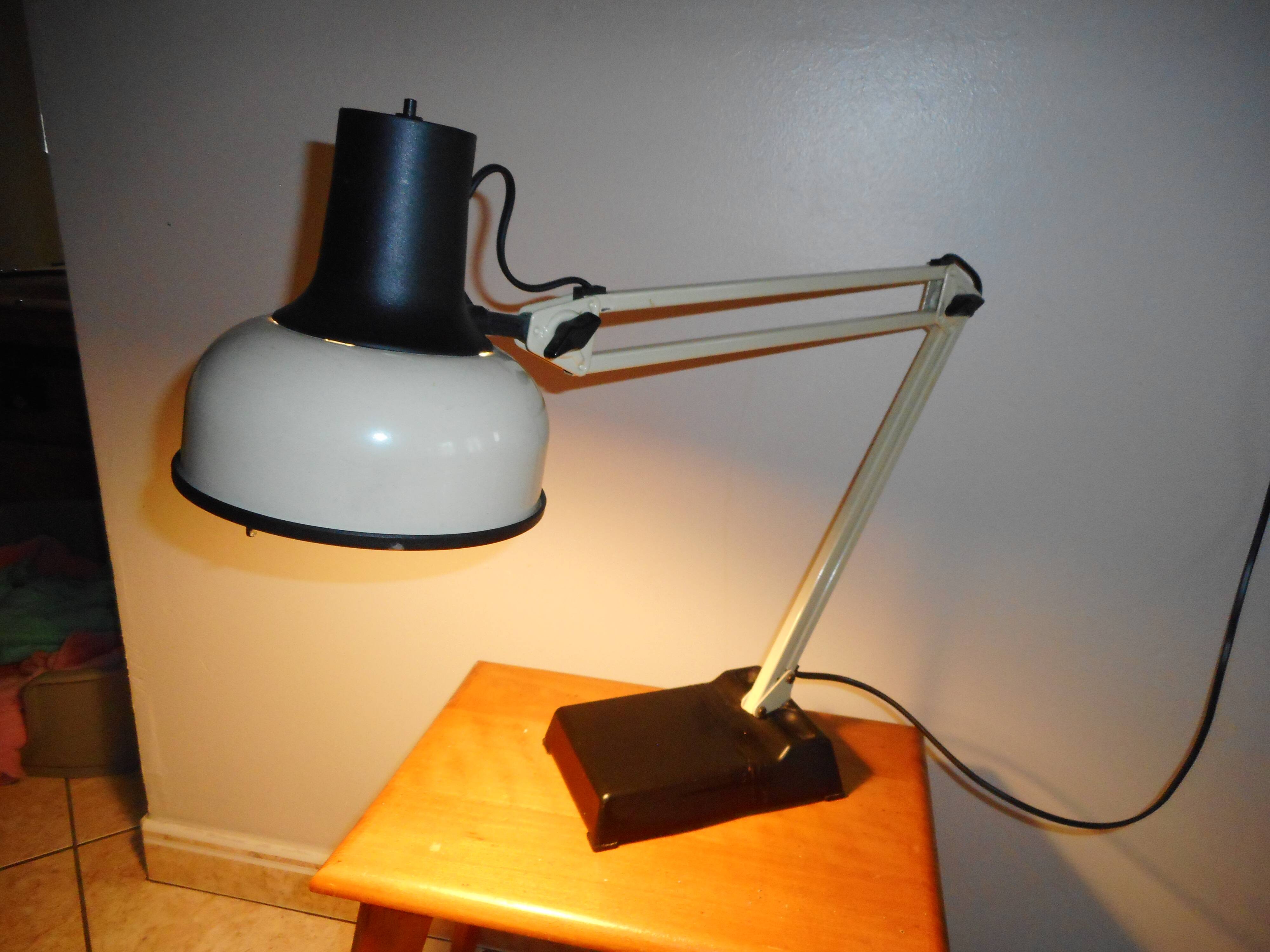Articulated workshop lamp