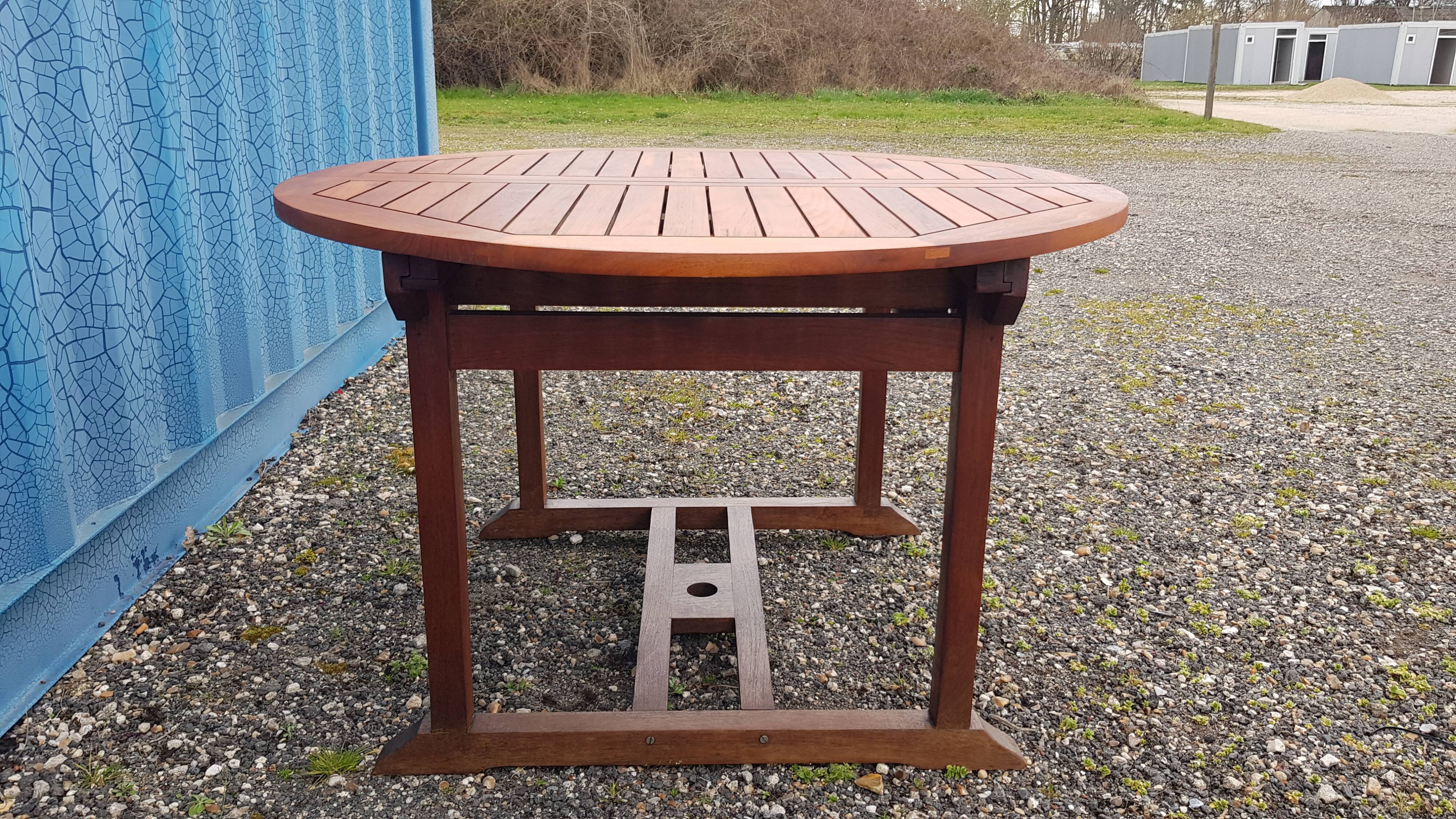 Stretchable garden dining table in solid teak