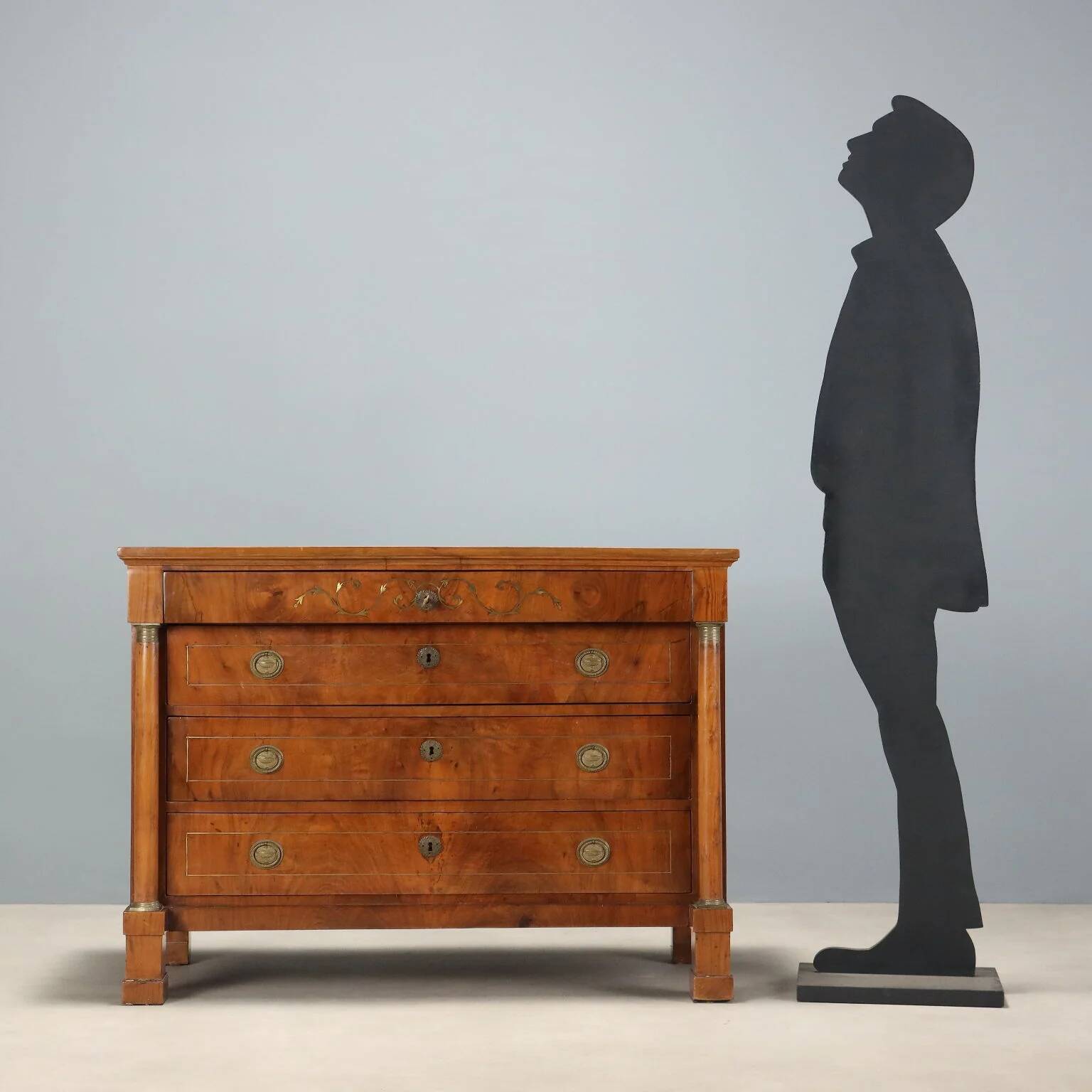 Commode Empire en noyer avec incrustations en laiton