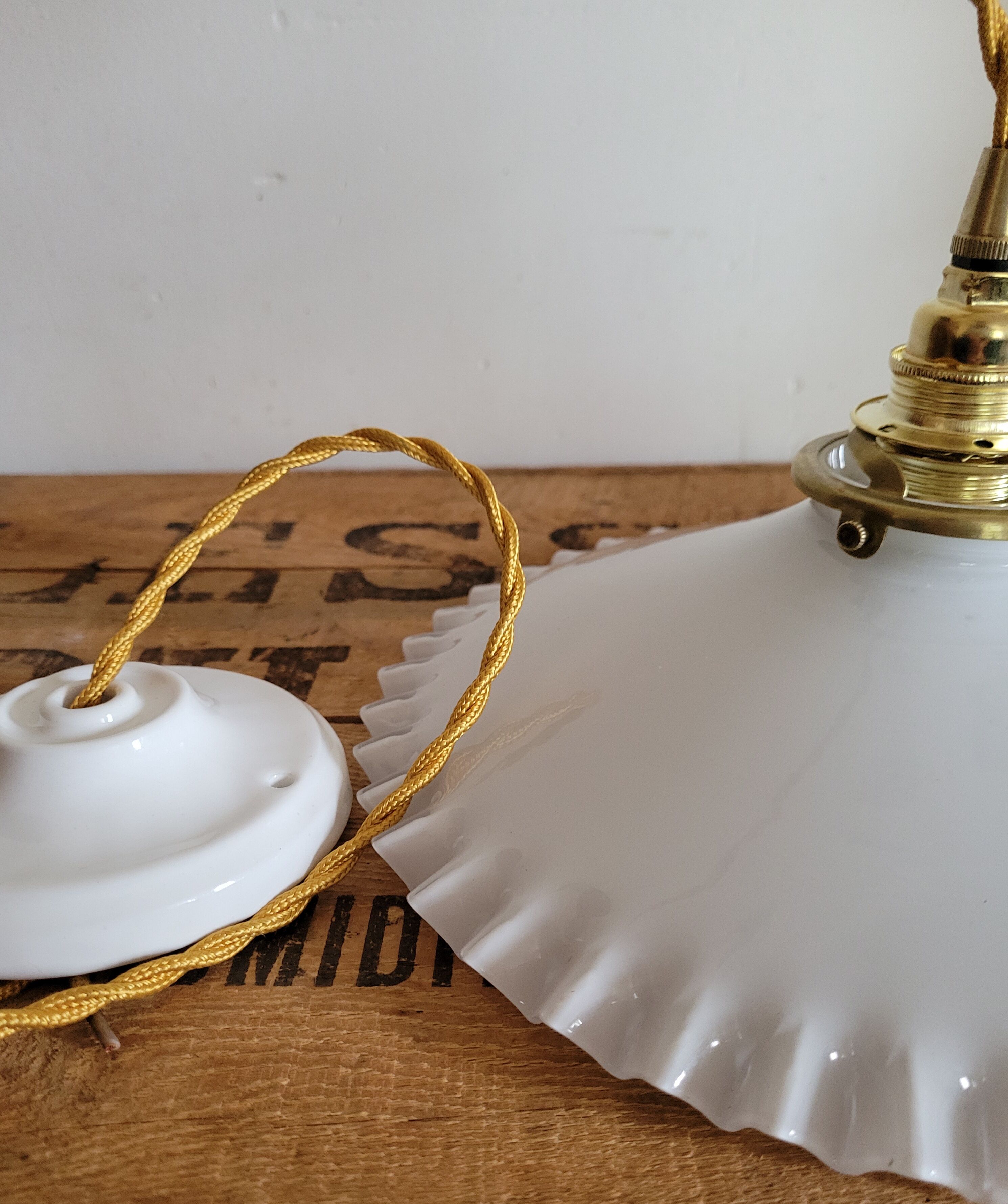 Toothed opaline suspension