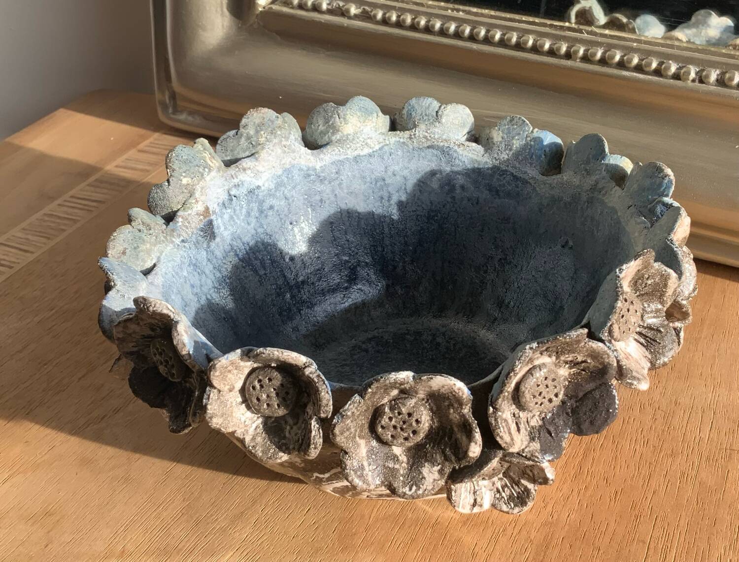 Bol sculptural en céramique – Technique du neriage – Fleurs en relief