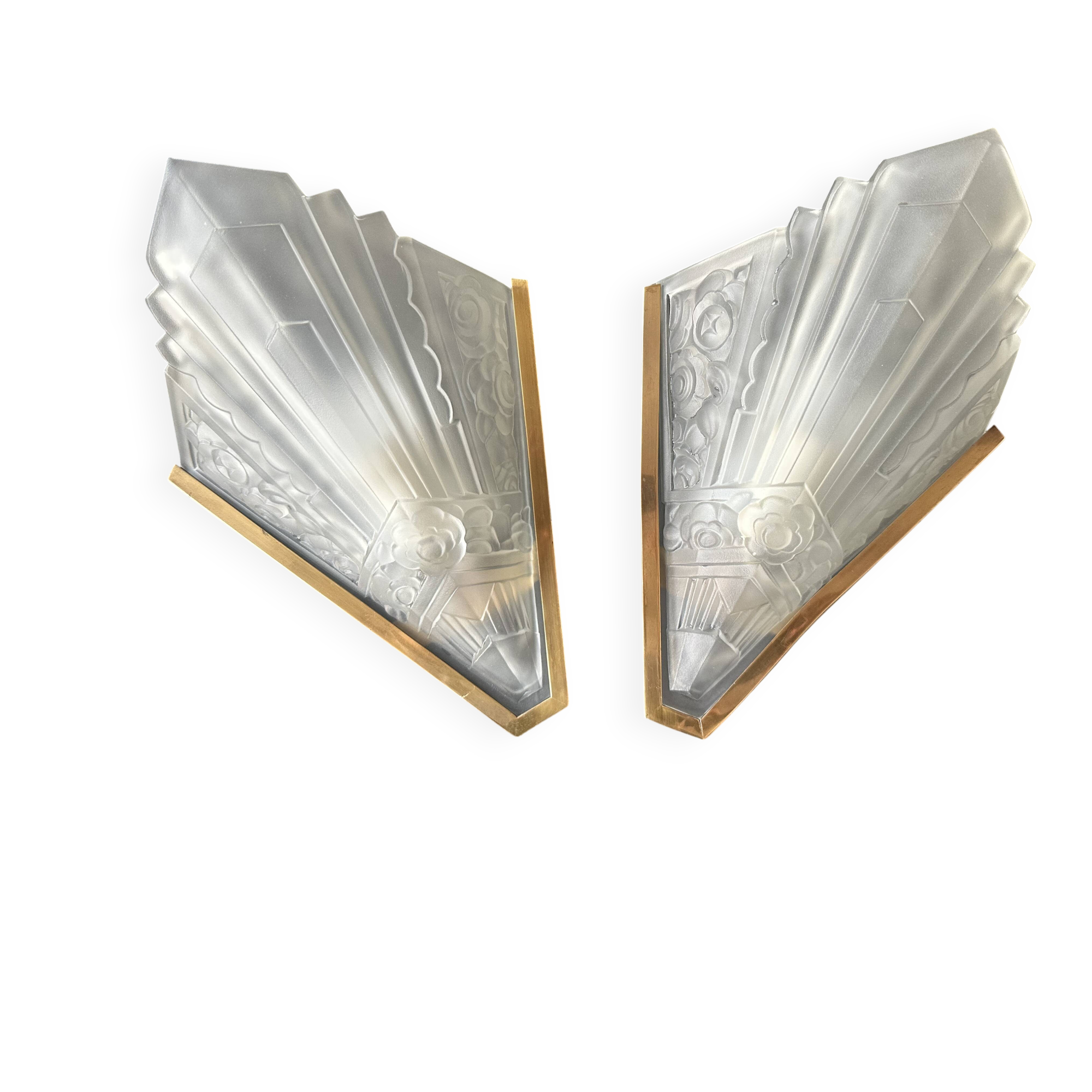 Pair of Art Deco wall sconces in molded glass and gilt brass, 1930